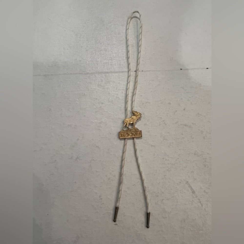 Vintage Cream Bolo Tie with gold tone Moose Pendant.  So cool! Totally retro!